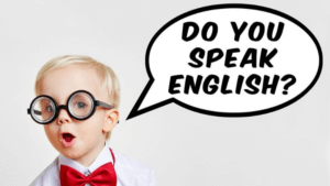 Niño pequeño diciendo que sabe hablar inglés